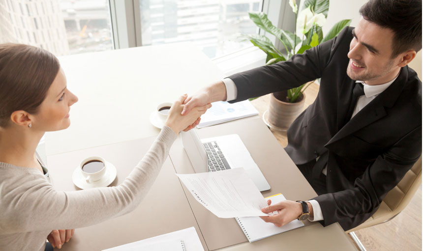 comunicacion-asertiva-y-venta-efectiva Hombre y mujer dándose la mano cerrando una venta