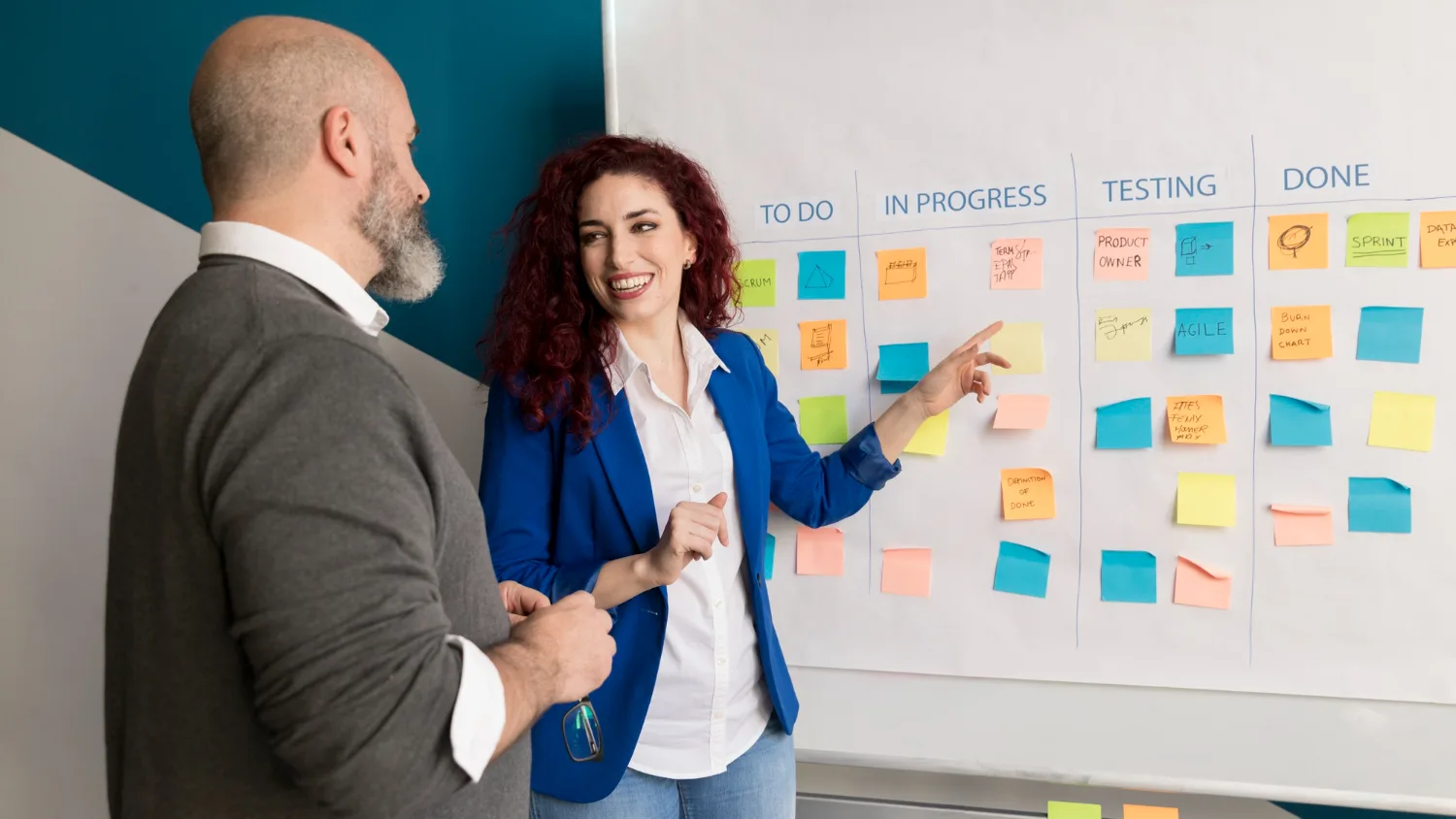 Mujer liderando una reunion con plan de accion en taller de coaching empresarial