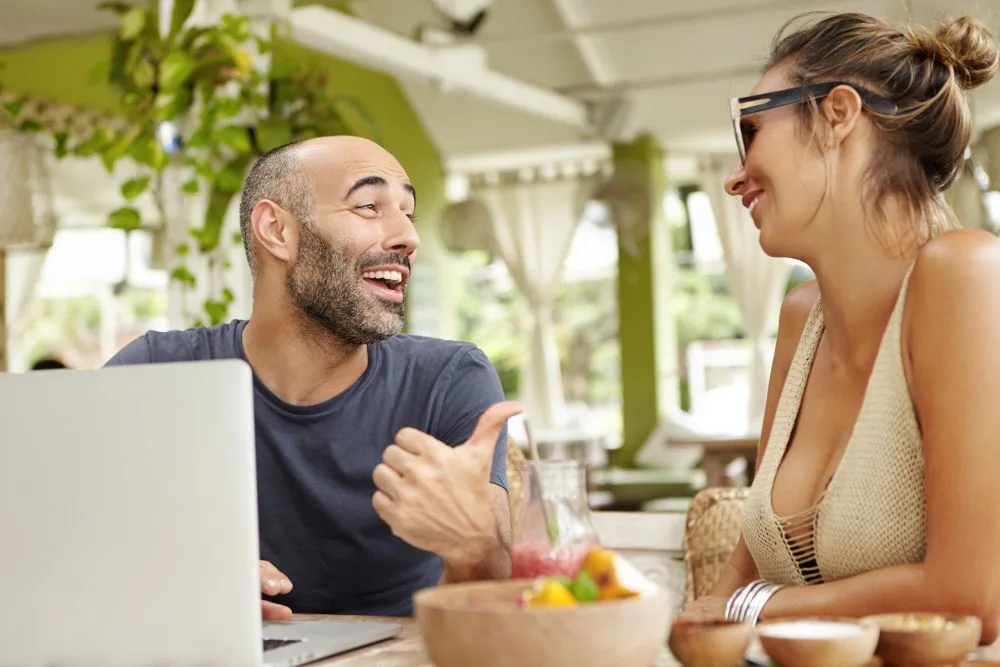 Hombre y mujer hablando entretenidamente en un restaurante