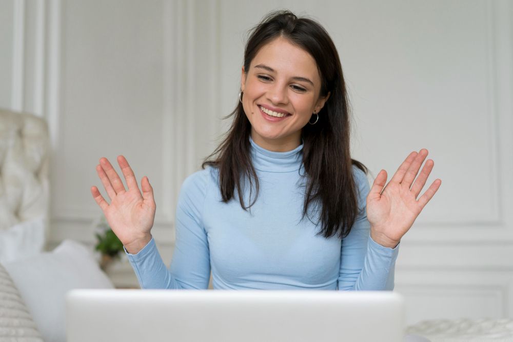 Coaching Personalizado Mujer frente a computadora recibido coach virtual
