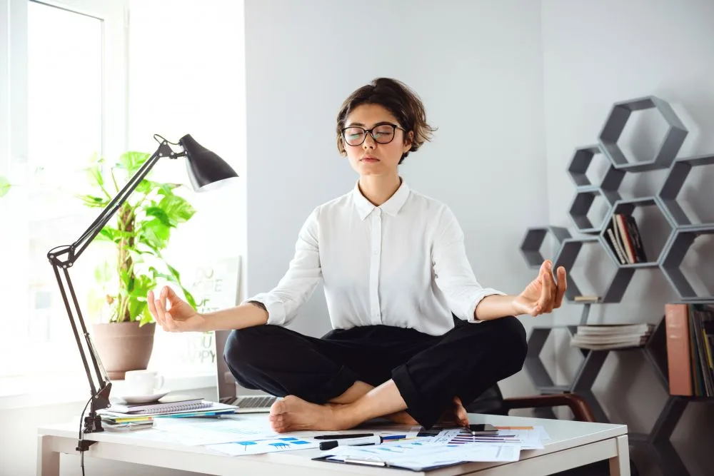 Persona meditando en la oficina para importancia gestion emocional