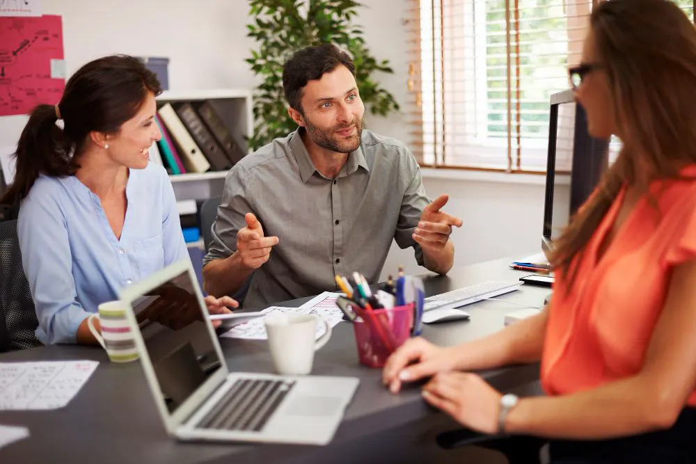 Grupo de personas en oficina trabajando con entusiasmo