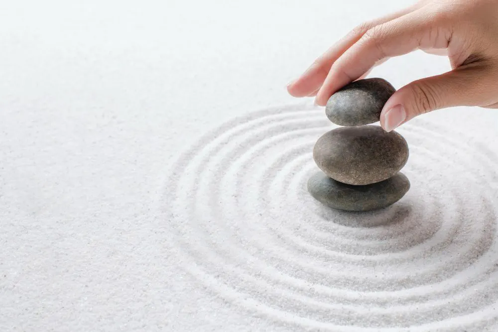 Piedras en perfecto balance una sobre otra