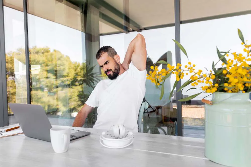 Hombre estirando sus musculos Como ser mas productivo 
