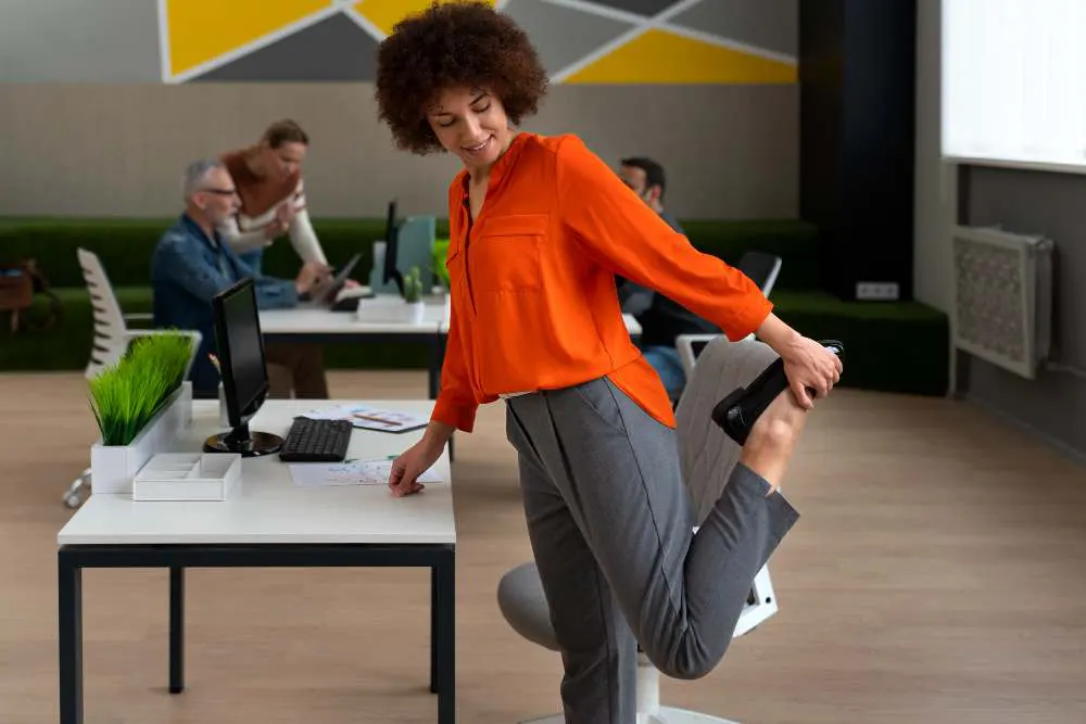Técnica Pomodoro Mujer estirando sus piernas en su lugar de trabajp