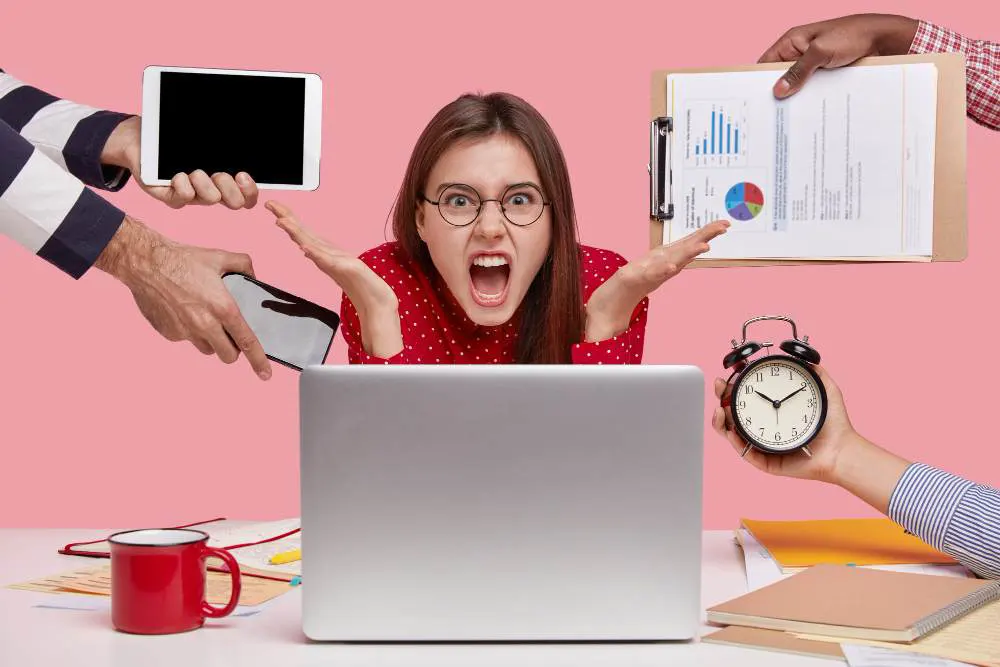 Mujer en la oficina sobre cargada de trabajo