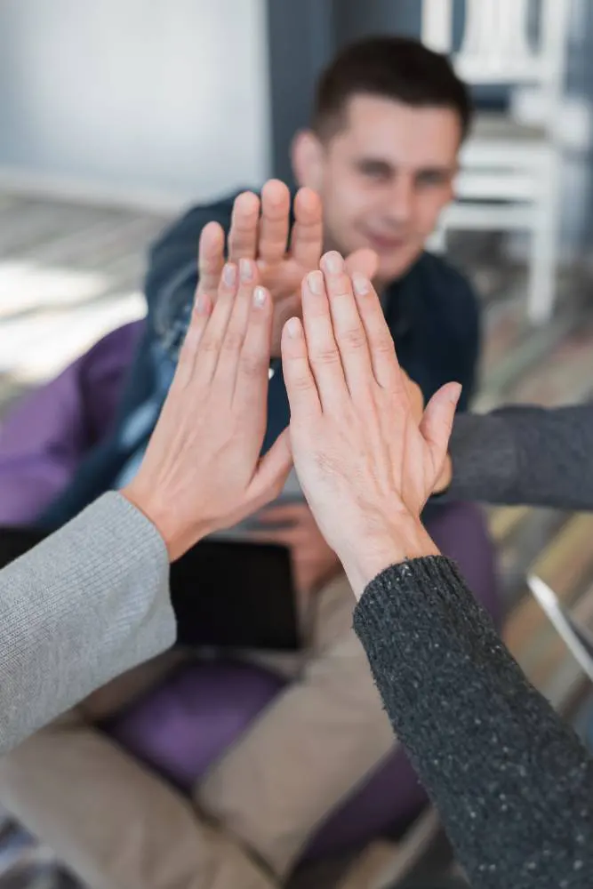 Grupod e personas juntando las manos para un liderazgo transformacional