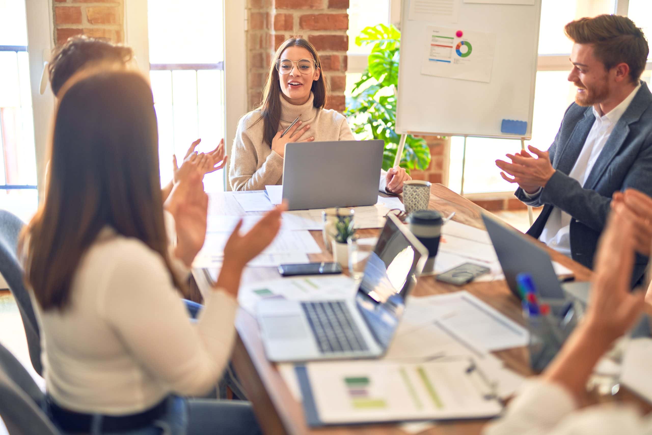 Mujer sonriente confidente reunida con otras personas