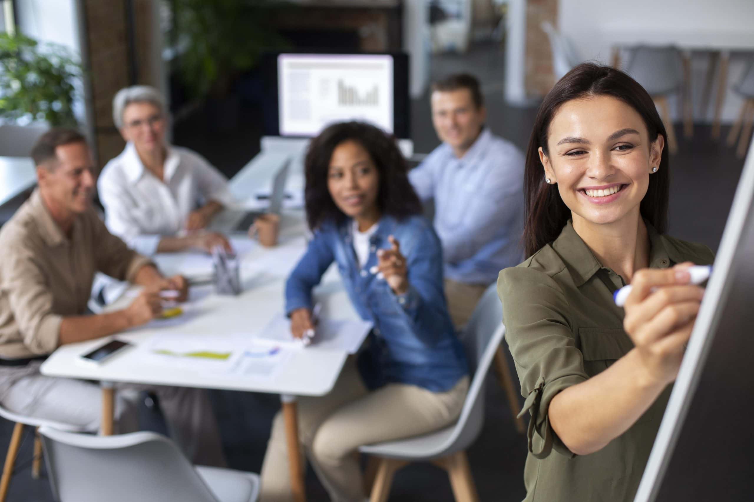 Mujer sonriente confidente reunida con otras personas