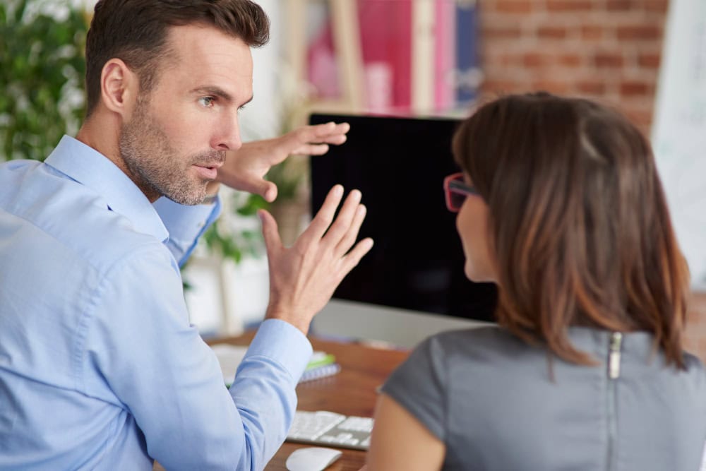 Mujer sonriente confidente reunida con otras personas