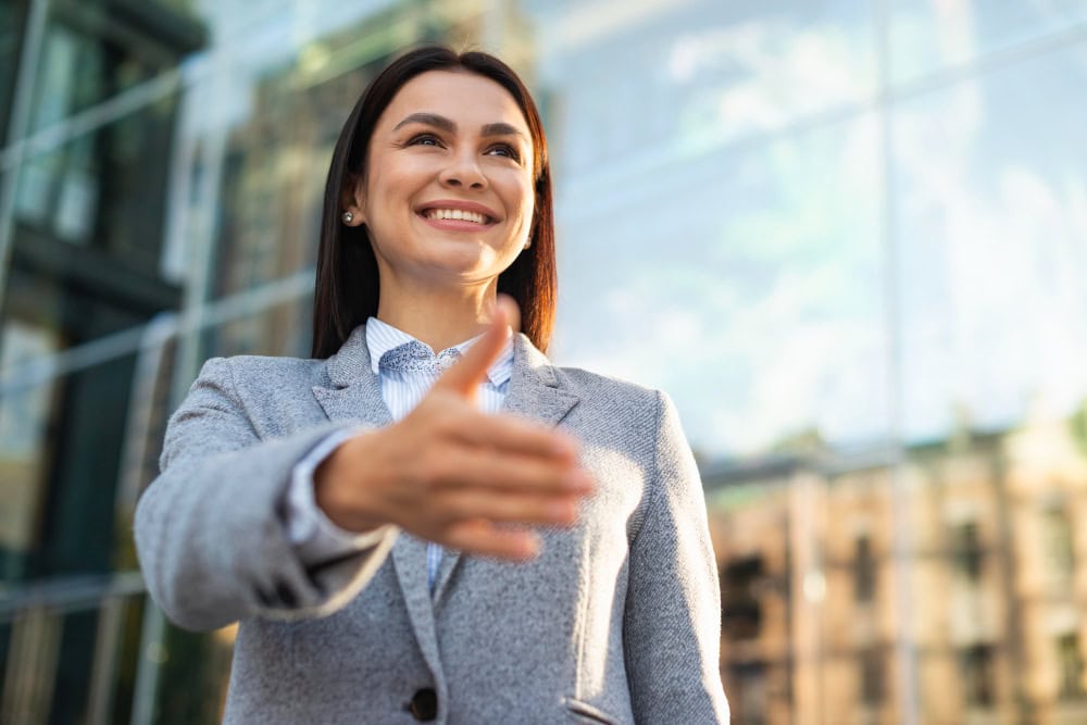 Mujer sonriente confidente reunida con otras personas