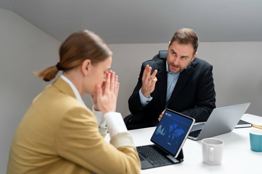 Comunicación agresiva y pasivo-agresiva en el trabajo: lo que muchas empresas normalizaron sin darse cuenta